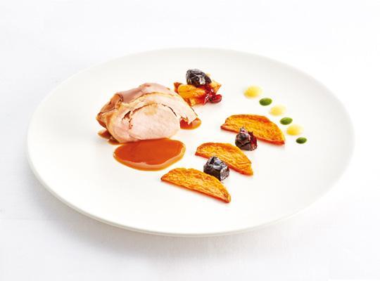 Frischlingsbraten mit Apfelweinjus und Backobst, dazu Süßkartoffeln und Pilzchips