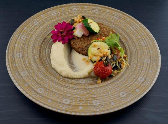 Vegetarische Frikadelle mit Kohlrabipüree und Zucchinisalat