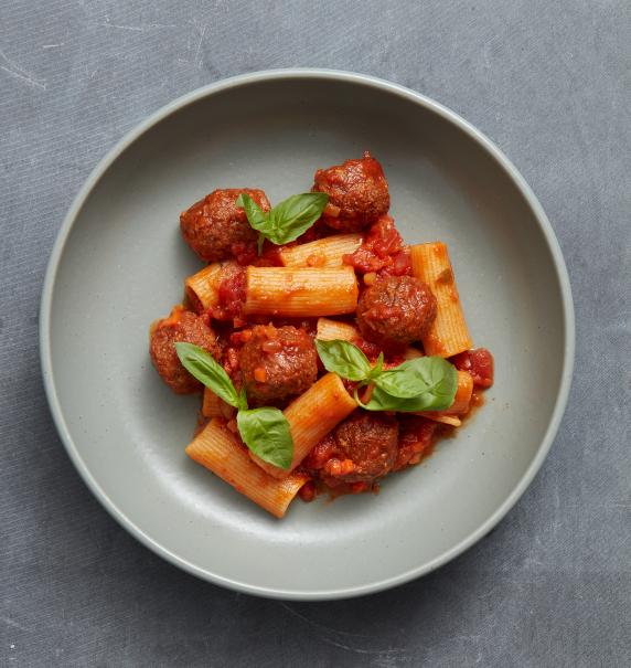 Penne mit veganen Hackbällchen und Tomatensauce