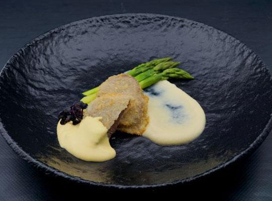 Gebackene Kalbszunge, zweierlei Spargel, Yuzu-Butterschaum