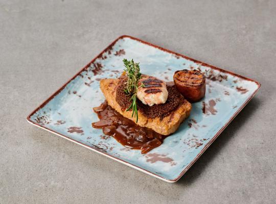 Schweinenackensteak mit Knoblauchkruste