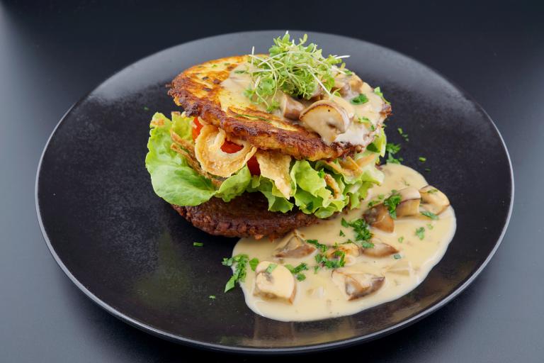Nestlé Professional Röstiburger mit Champignonragout à la crème