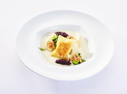Maultaschen mit Walnüssen, Birne und Gorgonzola