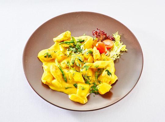 Hähnchenbrust mit Spargel und Mango aus dem Wok mit Kurkuma-Chilisauce