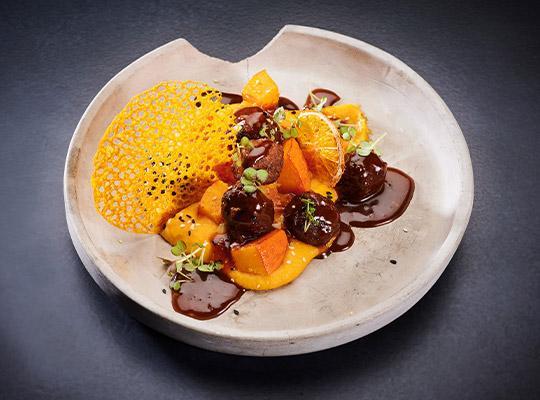 Bombay-Balls in Tamarindensauce mit buntem Gemüse
