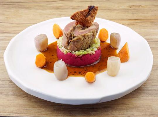 Gefüllte Entenbrust, Black Garlic Farce, Wirsing, rote Kartoffelcreme