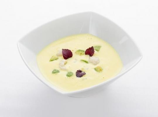 Blumenkohl-Currycremesuppe mit Avocado