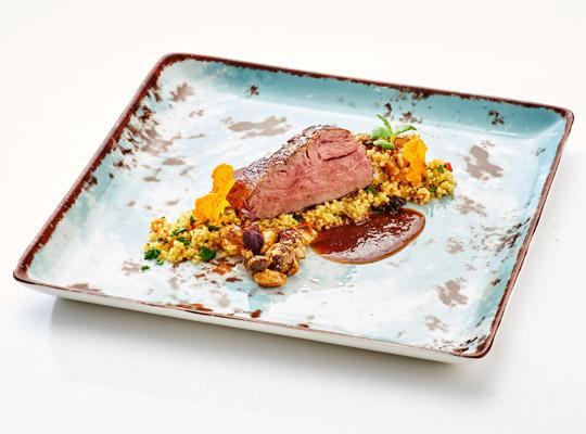 Lammnüsschen / orientalische Jus / karamellisierte Nüsse / Couscous