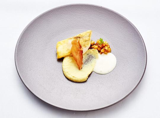 Zander gebraten, Spitzkohlpüree, Speckschaum, Kartoffelcroutons, Speckchip