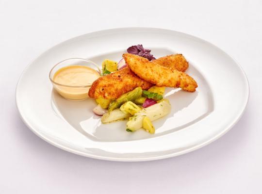 Panko-Schollenfilet mit Kartoffel-Spargelsalat und kalter Hummercreme