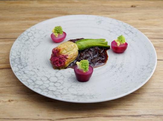 Gefüllte Zucchiniblüte, rote Zwiebelmarmelade, Schalotten