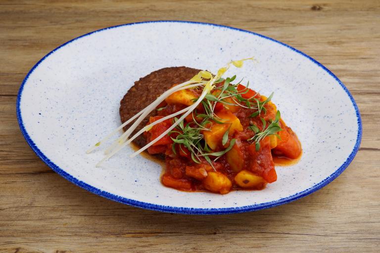 Pflanzliches Hacksteak mit feurigem Kartoffel-Paprikagulasch