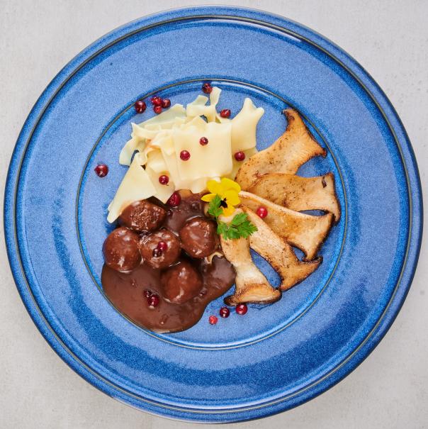 Vegane Hackbällchen in Preiselbeerrahm-Sauce