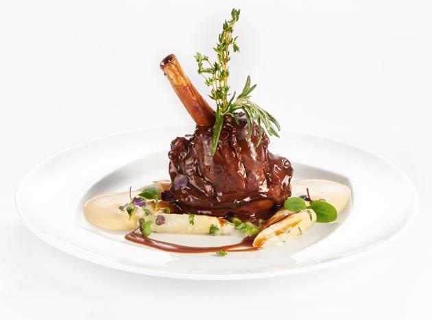 Geschmorte Lammhaxe in Portweinsauce , Vanille-Spargelgemüse und Lemonenschaum