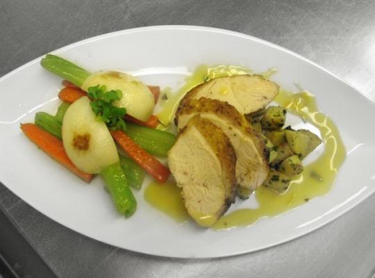 Tranchen von der Maishähnchenbrust auf Orangen-Joghurtsauce mit provenzalischem Landgemüse und Kräuterkartoffeln