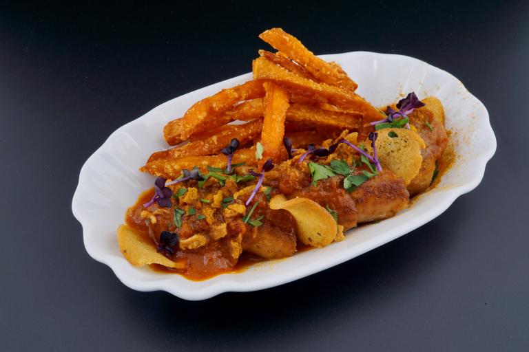 Nestlé Professional Currywurst mit Süßkartoffelpommes