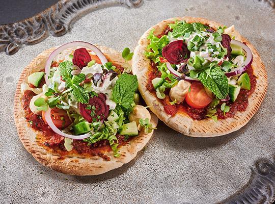 Indisches Fladenbrot mit Tomaten-Gurken-Raita