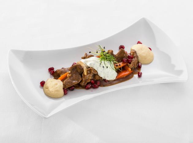Geschmorrtes Lammragout "persische Art" mit Kichererbsenespuma und Minzjoghurt