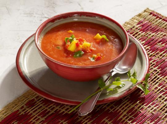 Feurige Tomatensuppe mit Paprika, Mango und Koriander