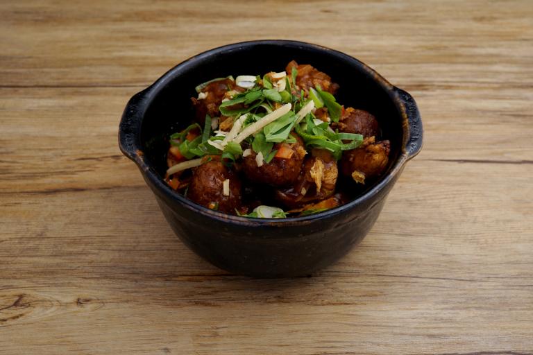 Poutine mit veganen Hackbällchen