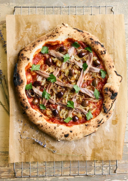 Pizza mit Sardellen, Zwiebeln und schwarzen Oliven