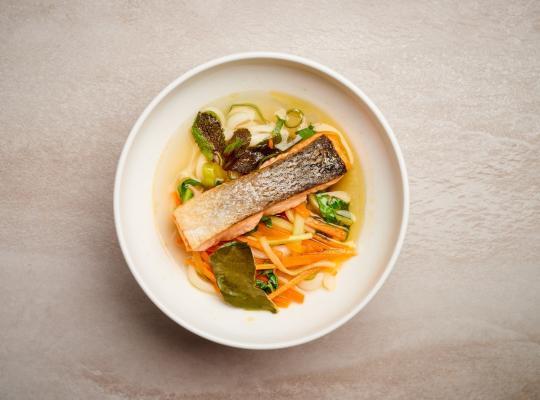Udon Nudeln mit Lachs und Gurke