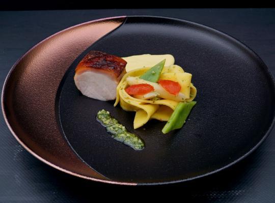 Ligurische Pasta/ Spanferkel/ Spargel/ Bohnen/ 7 Kräuter Pesto/ Limettenschaum