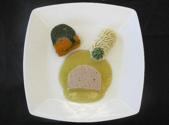 Forellenterrine auf Safransauce