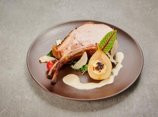 Schweinekotelett vom Brett mit Gorgonzola-Birne