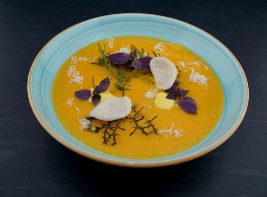 Karottencremesuppe mit geriebenen Meerrettich