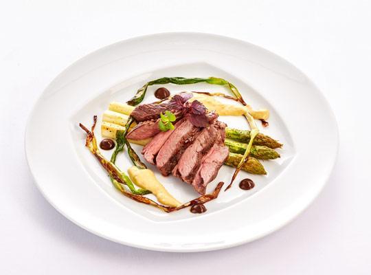 Gegrillte Lammhüfte mit Ofenspargel und Erdnüssen