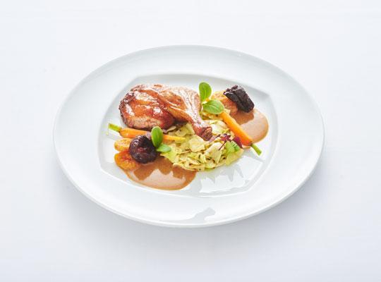 Entenkeule mit Pflaumen, Aprikosen und Weißkrautflan