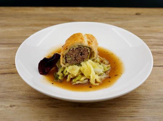 Lammstrudel auf Wirsing