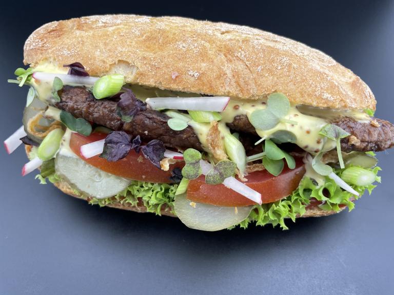 Nestlé Professional Baguette Brötchen mit veganer Frikadelle
