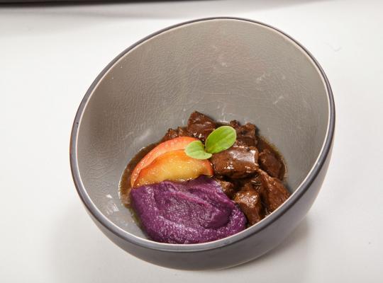 Geschmortes Wildcassoulet mit Rotkohlpüree