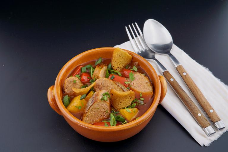 Nestlé Professional Ungarisches Bratwurstgulasch