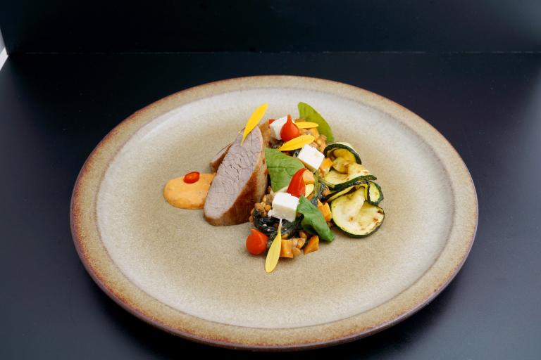 Orientalisches Kalbsfleisch mit Rollgerste-Süßkartoffel-Risotto, gegrillte Zucchini, Joghurt