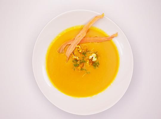 Karottensuppe mit Gartenkresse und Curry-Popcorn