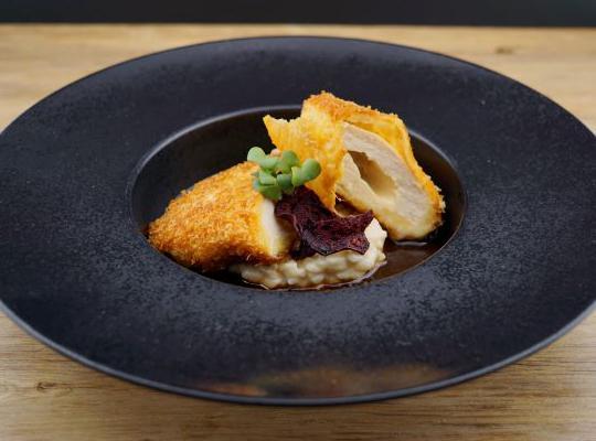 Cordon Bleu von der Mais Poularde mit Münsterkäse und Schalottenjus