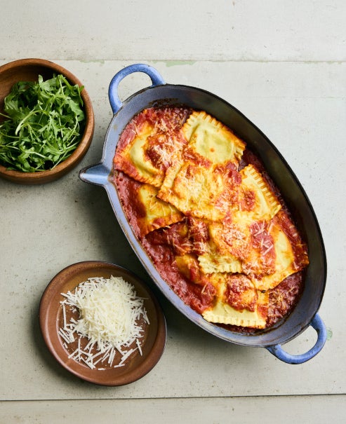 Spinat & Ricotta Ravioli in Tomatensauce mit Pecorino und Rucola