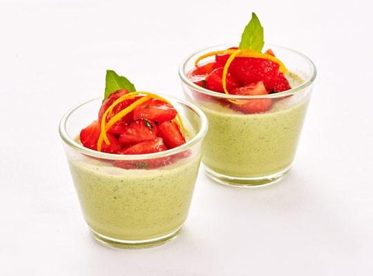 Basilikum Panna Cotta mit Tomaten-Erdbeersalat