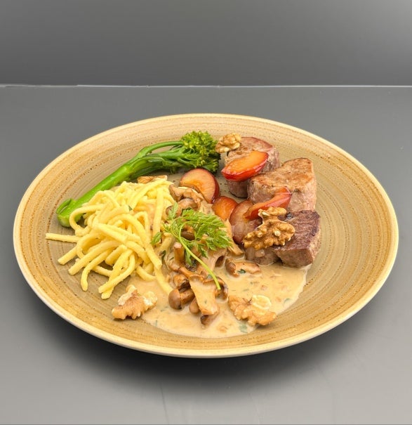 Schweinefilet / Pflaumen-, Pfifferling Jus /  Wilder Brokkoli / Butterspätzle