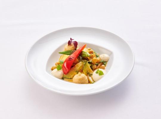 Gelbes Curry mit Zucchini, Aprikosen, Spinat, Kichererbsenpüree und Rauchmandelschaum