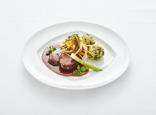 Rinderbraten Esterhazy in Burgunder-Rotweinsauce mit Spinat-Klößen