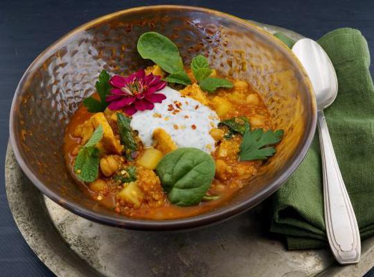 Kichererbsencurry mit Quinoa und veganen Filetstücken