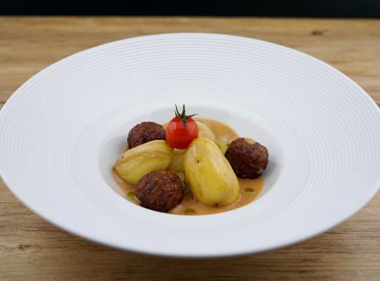 Vegane Hackbällchen mit Schmorgurken