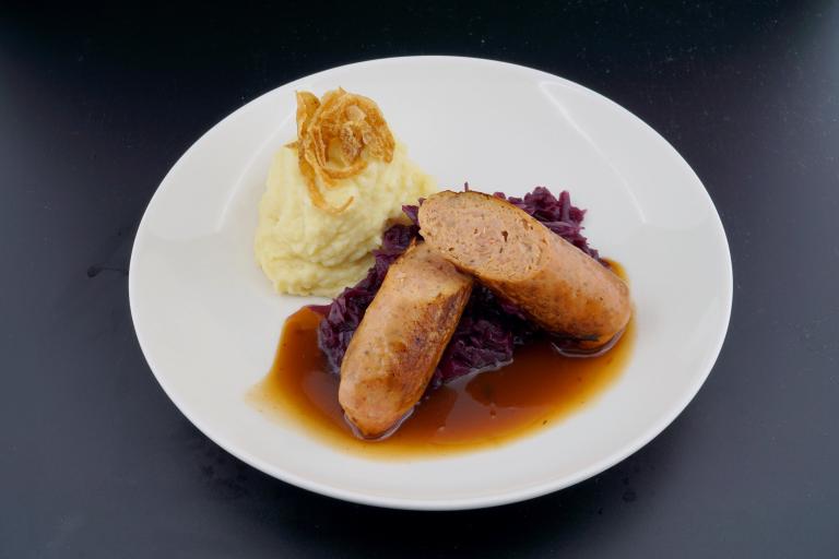 Nestlé Professional Sensational Bratwurst mit Bratenjus, Kartoffelpüree und Rotkohl