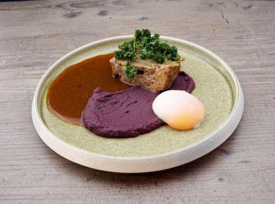 Hackbraten/ Fermentierte Pfeffersauce/ Onsen Ei/ Lila Karottenpüree