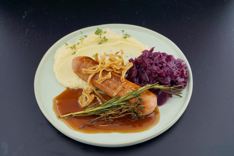 Nestlé Professional Sensational Bratwurst mit Bratenjus, Kartoffelpüree und Rotkohl