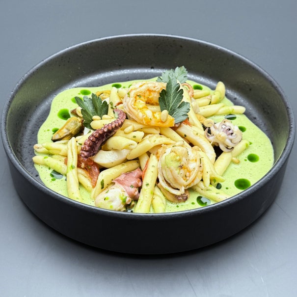 Pasta Strozza Petri mit Meeresfrüchten und Basilikum